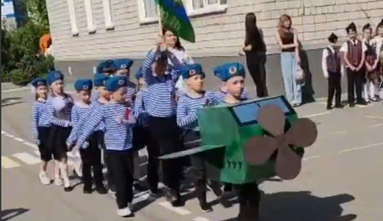 Наши педагоги УМЦ Авангард с гордостью приняли участие в торжественном параде, посвященном 80-летию Дня Победы, в прогимназии РЖД!